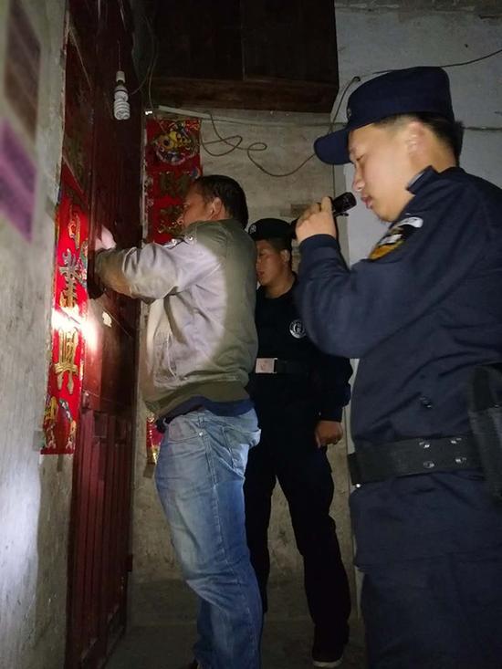 天柱县粗心妈妈误将幼女锁家中 民警全城寻开锁师傅开门