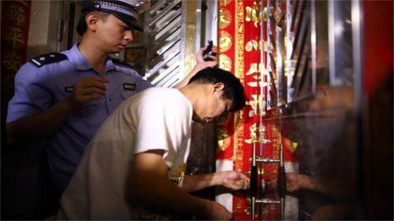 天柱县请开锁师傅开了锁后，师傅为什么一般都不进门，就算主人请也不进去？